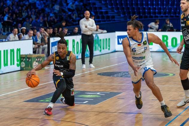 Phillip Montreal Russell Bozic Estriche Knights Kirchheim, 01 , Gabriel Kuku PS Karlsruhe Lions, 06 , Aeneas Jung Bozic Estriche Knights Kirchheim, 19 , GER, PS Karlsruhe Lions vs Bozic Estriche Knights Kirchheim, BARMER 2 Basketball Bundesliga, 07 Matchday, Season 2025 2026, 07 11 2025 GER, PS Karlsruhe Lions vs Bozic Estriche Knights Kirchheim, BARMER 2 Basketball Bundesliga, 07 Matchday, Season 2025 2026, 07 11 2025 Karlsruhe Copyright: xEibner-Pressefoto SilasxKunzx EP_SKZ
