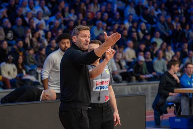 Brian Wenzel Bozic Estriche Knights Kirchheim, Assistant Coach , Igor Perovic Bozic Estriche Knights Kirchheim, Headcoach , GER, PS Karlsruhe Lions vs Bozic Estriche Knights Kirchheim, BARMER 2 Basketball Bundesliga, 07 Matchday, Season 2025 2026, 07 11 2025 GER, PS Karlsruhe Lions vs Bozic Estriche Knights Kirchheim, BARMER 2 Basketball Bundesliga, 07 Matchday, Season 2025 2026, 07 11 2025 Karlsruhe Copyright: xEibner-Pressefoto SilasxKunzx EP_SKZ