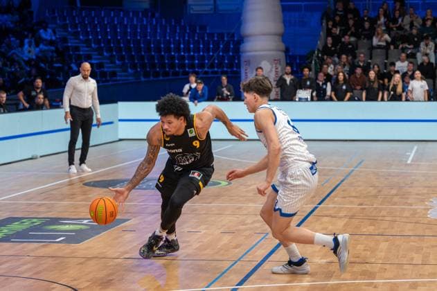 Tylan James Pope Bozic Estriche Knights Kirchheim, 09 , Pavle Pisic PS Karlsruhe Lions, 08 , GER, PS Karlsruhe Lions vs Bozic Estriche Knights Kirchheim, BARMER 2 Basketball Bundesliga, 07 Matchday, Season 2025 2026, 07 11 2025 GER, PS Karlsruhe Lions vs Bozic Estriche Knights Kirchheim, BARMER 2 Basketball Bundesliga, 07 Matchday, Season 2025 2026, 07 11 2025 Karlsruhe Copyright: xEibner-Pressefoto SilasxKunzx EP_SKZ