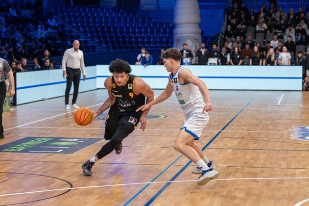 Tylan James Pope Bozic Estriche Knights Kirchheim, 09 , Pavle Pisic PS Karlsruhe Lions, 08 , GER, PS Karlsruhe Lions vs Bozic Estriche Knights Kirchheim, BARMER 2 Basketball Bundesliga, 07 Matchday, Season 2025 2026, 07 11 2025 GER, PS Karlsruhe Lions vs Bozic Estriche Knights Kirchheim, BARMER 2 Basketball Bundesliga, 07 Matchday, Season 2025 2026, 07 11 2025 Karlsruhe Copyright: xEibner-Pressefoto SilasxKunzx EP_SKZ