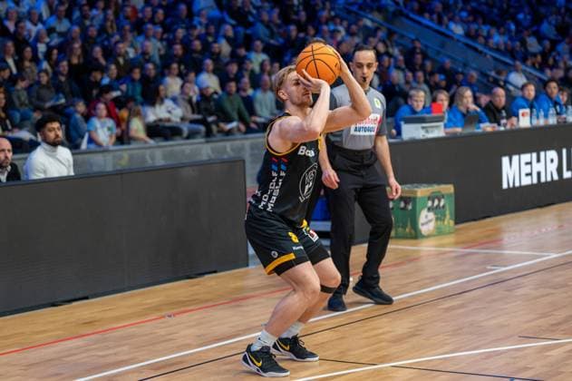 Lucas Mayer Bozic Estriche Knights Kirchheim, 08 , GER, PS Karlsruhe Lions vs Bozic Estriche Knights Kirchheim, BARMER 2 Basketball Bundesliga, 07 Matchday, Season 2025 2026, 07 11 2025 GER, PS Karlsruhe Lions vs Bozic Estriche Knights Kirchheim, BARMER 2 Basketball Bundesliga, 07 Matchday, Season 2025 2026, 07 11 2025 Karlsruhe Copyright: xEibner-Pressefoto SilasxKunzx EP_SKZ
