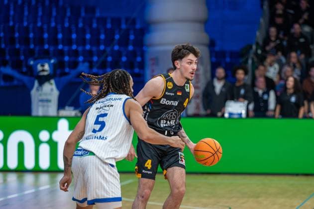 Tyrese Williams PS Karlsruhe Lions, 05 , Gian Bahattin Aydinoglu Bozic Estriche Knights Kirchheim, 04 , Nicolas Bretzel Bozic Estriche Knights Kirchheim, 21 , GER, PS Karlsruhe Lions vs Bozic Estriche Knights Kirchheim, BARMER 2 Basketball Bundesliga, 07 Matchday, Season 2025 2026, 07 11 2025 GER, PS Karlsruhe Lions vs Bozic Estriche Knights Kirchheim, BARMER 2 Basketball Bundesliga, 07 Matchday, Season 2025 2026, 07 11 2025 Karlsruhe Copyright: xEibner-Pressefoto SilasxKunzx EP_SKZ