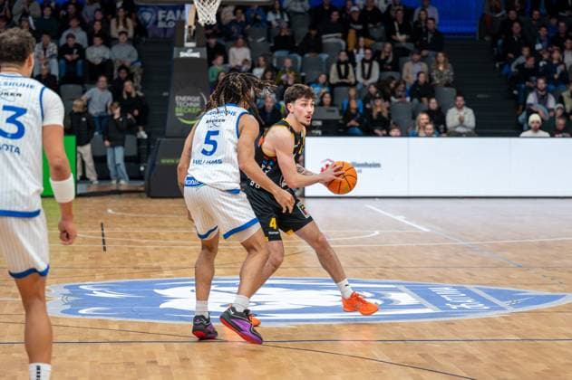 Maurice Marko Pluskota PS Karlsruhe Lions, 23 , Tyrese Williams PS Karlsruhe Lions, 05 , Gian Bahattin Aydinoglu Bozic Estriche Knights Kirchheim, 04 , GER, PS Karlsruhe Lions vs Bozic Estriche Knights Kirchheim, BARMER 2 Basketball Bundesliga, 07 Matchday, Season 2025 2026, 07 11 2025 GER, PS Karlsruhe Lions vs Bozic Estriche Knights Kirchheim, BARMER 2 Basketball Bundesliga, 07 Matchday, Season 2025 2026, 07 11 2025 Karlsruhe Copyright: xEibner-Pressefoto SilasxKunzx EP_SKZ
