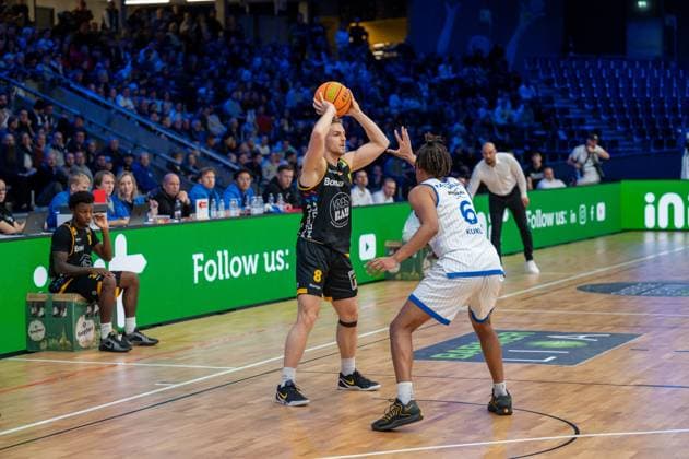 Charles Tyrone Harris Jr Bozic Estriche Knights Kirchheim, 03 , Lucas Mayer Bozic Estriche Knights Kirchheim, 08 , Gabriel Kuku PS Karlsruhe Lions, 06 , GER, PS Karlsruhe Lions vs Bozic Estriche Knights Kirchheim, BARMER 2 Basketball Bundesliga, 07 Matchday, Season 2025 2026, 07 11 2025 GER, PS Karlsruhe Lions vs Bozic Estriche Knights Kirchheim, BARMER 2 Basketball Bundesliga, 07 Matchday, Season 2025 2026, 07 11 2025 Karlsruhe Copyright: xEibner-Pressefoto SilasxKunzx EP_SKZ