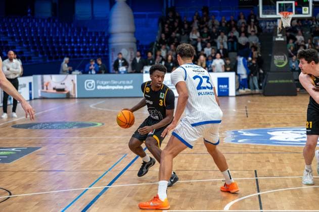 Charles Tyrone Harris Jr Bozic Estriche Knights Kirchheim, 03 , Maurice Marko Pluskota PS Karlsruhe Lions, 23 , GER, PS Karlsruhe Lions vs Bozic Estriche Knights Kirchheim, BARMER 2 Basketball Bundesliga, 07 Matchday, Season 2025 2026, 07 11 2025 GER, PS Karlsruhe Lions vs Bozic Estriche Knights Kirchheim, BARMER 2 Basketball Bundesliga, 07 Matchday, Season 2025 2026, 07 11 2025 Karlsruhe Copyright: xEibner-Pressefoto SilasxKunzx EP_SKZ
