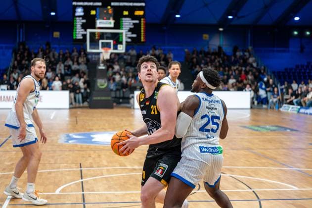 Nicolas Bretzel Bozic Estriche Knights Kirchheim, 21 , David Opowu Ejah PS Karlsruhe Lions, 25 , GER, PS Karlsruhe Lions vs Bozic Estriche Knights Kirchheim, BARMER 2 Basketball Bundesliga, 07 Matchday, Season 2025 2026, 07 11 2025 GER, PS Karlsruhe Lions vs Bozic Estriche Knights Kirchheim, BARMER 2 Basketball Bundesliga, 07 Matchday, Season 2025 2026, 07 11 2025 Karlsruhe Copyright: xEibner-Pressefoto SilasxKunzx EP_SKZ