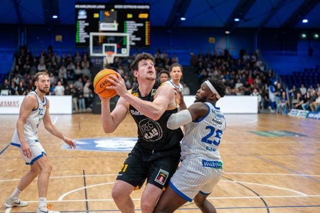 Nicolas Bretzel Bozic Estriche Knights Kirchheim, 21 , David Opowu Ejah PS Karlsruhe Lions, 25 , GER, PS Karlsruhe Lions vs Bozic Estriche Knights Kirchheim, BARMER 2 Basketball Bundesliga, 07 Matchday, Season 2025 2026, 07 11 2025 GER, PS Karlsruhe Lions vs Bozic Estriche Knights Kirchheim, BARMER 2 Basketball Bundesliga, 07 Matchday, Season 2025 2026, 07 11 2025 Karlsruhe Copyright: xEibner-Pressefoto SilasxKunzx EP_SKZ