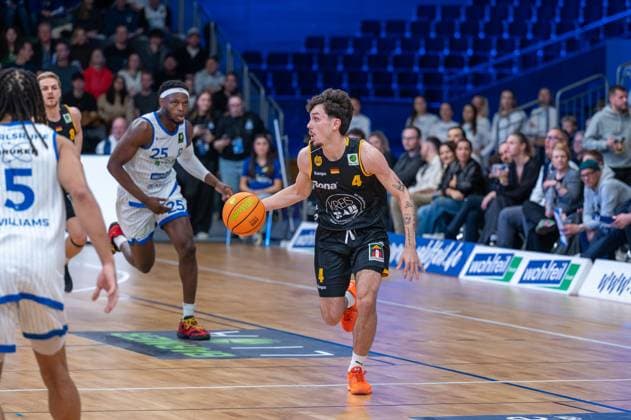Tyrese Williams PS Karlsruhe Lions, 05 , Lucas Mayer Bozic Estriche Knights Kirchheim, 08 , David Opowu Ejah PS Karlsruhe Lions, 25 , Gian Bahattin Aydinoglu Bozic Estriche Knights Kirchheim, 04 , GER, PS Karlsruhe Lions vs Bozic Estriche Knights Kirchheim, BARMER 2 Basketball Bundesliga, 07 Matchday, Season 2025 2026, 07 11 2025 GER, PS Karlsruhe Lions vs Bozic Estriche Knights Kirchheim, BARMER 2 Basketball Bundesliga, 07 Matchday, Season 2025 2026, 07 11 2025 Karlsruhe Copyright: xEibner-Pressefoto SilasxKunzx EP_SKZ