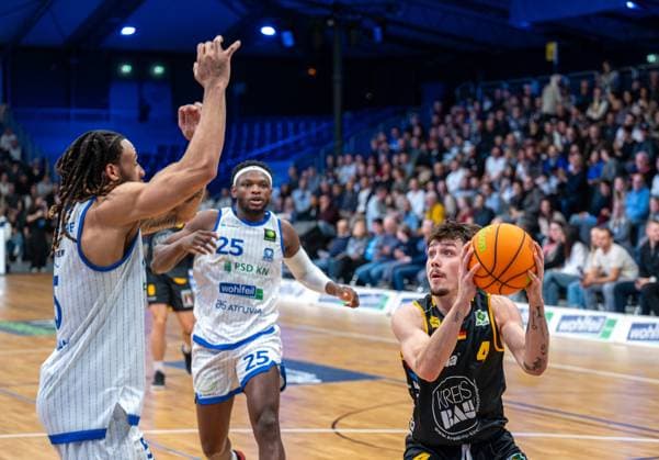 Tyrese Williams PS Karlsruhe Lions, 05 , David Opowu Ejah PS Karlsruhe Lions, 25 , Gian Bahattin Aydinoglu Bozic Estriche Knights Kirchheim, 04 , GER, PS Karlsruhe Lions vs Bozic Estriche Knights Kirchheim, BARMER 2 Basketball Bundesliga, 07 Matchday, Season 2025 2026, 07 11 2025 GER, PS Karlsruhe Lions vs Bozic Estriche Knights Kirchheim, BARMER 2 Basketball Bundesliga, 07 Matchday, Season 2025 2026, 07 11 2025 Karlsruhe Copyright: xEibner-Pressefoto SilasxKunzx EP_SKZ