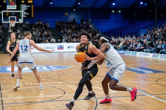 Lucas Mayer Bozic Estriche Knights Kirchheim, 08 , Kilian Binapfl PS Karlsruhe Lions, 12 , Tylan James Pope Bozic Estriche Knights Kirchheim, 09 , Wesley Chima Oba PS Karlsruhe Lions, 07 , GER, PS Karlsruhe Lions vs Bozic Estriche Knights Kirchheim, BARMER 2 Basketball Bundesliga, 07 Matchday, Season 2025 2026, 07 11 2025 GER, PS Karlsruhe Lions vs Bozic Estriche Knights Kirchheim, BARMER 2 Basketball Bundesliga, 07 Matchday, Season 2025 2026, 07 11 2025 Karlsruhe Copyright: xEibner-Pressefoto SilasxKunzx EP_SKZ