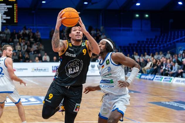 Lucas Mayer Bozic Estriche Knights Kirchheim, 08 , Kilian Binapfl PS Karlsruhe Lions, 12 , Tylan James Pope Bozic Estriche Knights Kirchheim, 09 , Wesley Chima Oba PS Karlsruhe Lions, 07 , GER, PS Karlsruhe Lions vs Bozic Estriche Knights Kirchheim, BARMER 2 Basketball Bundesliga, 07 Matchday, Season 2025 2026, 07 11 2025 GER, PS Karlsruhe Lions vs Bozic Estriche Knights Kirchheim, BARMER 2 Basketball Bundesliga, 07 Matchday, Season 2025 2026, 07 11 2025 Karlsruhe Copyright: xEibner-Pressefoto SilasxKunzx EP_SKZ
