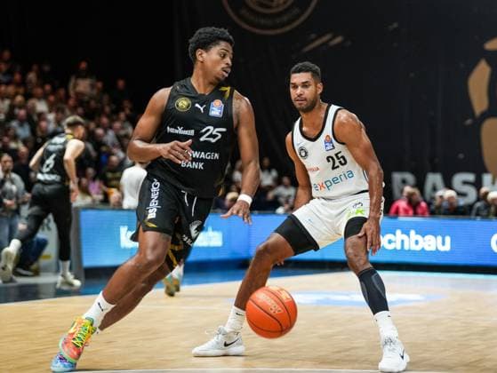 Grant Sherfield Basketball Loewen Braunschweig, 25 vs Kenneth Ogbe Veolia Towers Hamburg, 25 Basketball Loewen Braunschweig vs Veolia Towers Hamburg, Basketball, easyCredit Basketball Bundesliga, 7 Matchday, Season 2025 2026, 07 11 2025 Basketball Loewen Braunschweig vs Veolia Towers Hamburg, Basketball, easyCredit Basketball Bundesliga, 7 Matchday, Season 2025 2026, 07 11 2025 Braunschweig Copyright: xEibner-Pressefoto DamianxKruczynx EP_DKI