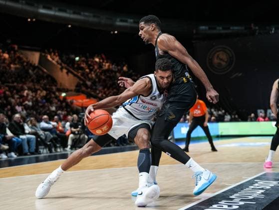 Kenneth Ogbe Veolia Towers Hamburg, 25 vs David N Guessan Basketball Loewen Braunschweig, 01 in duel Basketball Loewen Braunschweig vs Veolia Towers Hamburg, Basketball, easyCredit Basketball Bundesliga, 7 Matchday, Season 2025 2026, 07 11 2025 Basketball Loewen Braunschweig vs Veolia Towers Hamburg, Basketball, easyCredit Basketball Bundesliga, 7 Matchday, Season 2025 2026, 07 11 2025 Braunschweig Copyright: xEibner-Pressefoto DamianxKruczynx EP_DKI