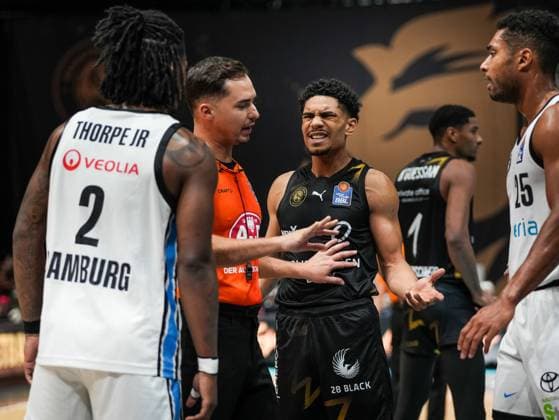Adrian Worthy Basketball Loewen Braunschweig, 00 is provoked by Leonard Thorpe Jr Veolia Towers Hamburg, 02 Basketball Loewen Braunschweig vs Veolia Towers Hamburg, Basketball, easyCredit Basketball Bundesliga, 7 Matchday, Season 2025 2026, 07 11 2025 Basketball Loewen Braunschweig vs Veolia Towers Hamburg, Basketball, easyCredit Basketball Bundesliga, 7 Matchday, Season 2025 2026, 07 11 2025 Braunschweig Copyright: xEibner-Pressefoto DamianxKruczynx EP_DKI