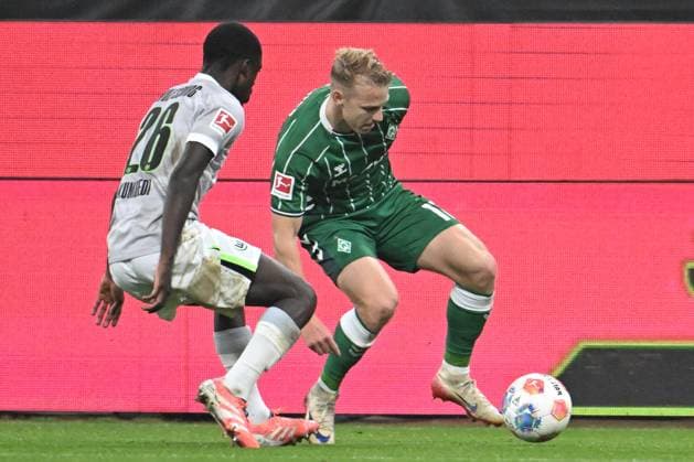 GER, 1 FBL, SV Werder Bremen vs VfL Wolfsburg 07 11 2025, wohninvest Weserstadion, Bremen, GER, 1 FBL, SV Werder Bremen vs VfL Wolfsburg in the picture picture shows Saël Kumbedi VfL Wolfsburg 26 in a duel against Marco Grüll Marco Gruell SV Werder Bremen 17 nordphotoxGmbHx xKokenge nph00001