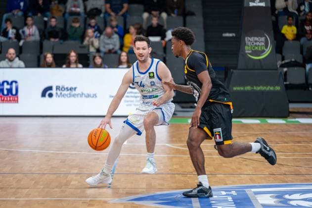 David Allan Cohn PS Karlsruhe Lions, 34 , Charles Tyrone Harris Jr Bozic Estriche Knights Kirchheim, 03 , GER, PS Karlsruhe Lions vs Bozic Estriche Knights Kirchheim, BARMER 2 Basketball Bundesliga, 07 Matchday, Season 2025 2026, 07 11 2025 GER, PS Karlsruhe Lions vs Bozic Estriche Knights Kirchheim, BARMER 2 Basketball Bundesliga, 07 Matchday, Season 2025 2026, 07 11 2025 Karlsruhe Copyright: xEibner-Pressefoto SilasxKunzx EP_SKZ