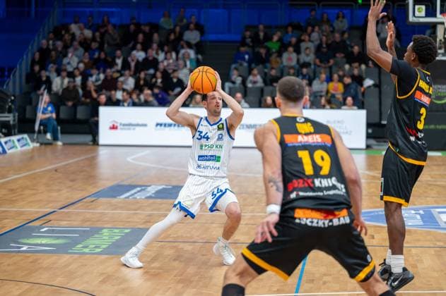 David Allan Cohn PS Karlsruhe Lions, 34 , Aeneas Jung Bozic Estriche Knights Kirchheim, 19 , Charles Tyrone Harris Jr Bozic Estriche Knights Kirchheim, 03 , GER, PS Karlsruhe Lions vs Bozic Estriche Knights Kirchheim, BARMER 2 Basketball Bundesliga, 07 Matchday, Season 2025 2026, 07 11 2025 GER, PS Karlsruhe Lions vs Bozic Estriche Knights Kirchheim, BARMER 2 Basketball Bundesliga, 07 Matchday, Season 2025 2026, 07 11 2025 Karlsruhe Copyright: xEibner-Pressefoto SilasxKunzx EP_SKZ