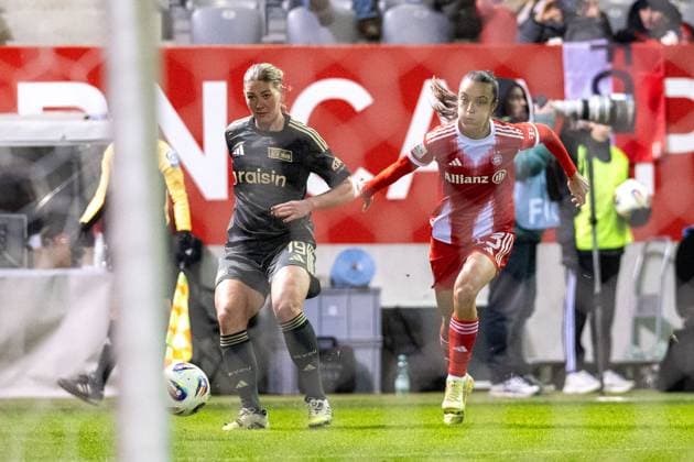 Samantha Steuerwald 19 Union Berlin in a duel with Stine Ballisager Pedersen 3 FC Bayern Muenchen Frauen , FC Bayern Frauen Muenchen 1 FC Union Berlin, Google Pixel Frauenbundesliga, 10 Spieltag, 07 11 25 DFB regulations prohibit any use of photographs as image sequences and or quasi video kolbert press Muenchen Bayern Germany Copyright: xkolbert-press UlrichxGamelx