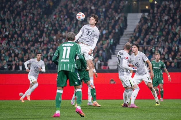 07 11 2025, Soccer, 1 Bundesliga, 10 Matchday Season 2025 2026, SV Werder Bremen VfL Wolfsburg, Kaub Zielinski VfL Wolfsburg xRHR PHOTO TKx Copyright: RHR-FOTOx RHR-FOTO TK