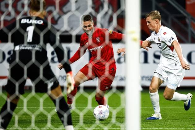 ENSCHEDE - Telstar goalkeeper Ronald Koeman Jr., Marko Pjaca of FC Twente, and Guus Offerhaus of Telstar (left) during the Dutch Eredivisie match between FC Twente and Telstar at the Grolsch Veste Stadium on November 7, 2025, in Enschede, Netherlands. ANP VINCENT JANNINK Eredivisie 2025-2026 xVIxANPxSportx xxANPxIVx 541511297 originalFilename: 541511297.jpg