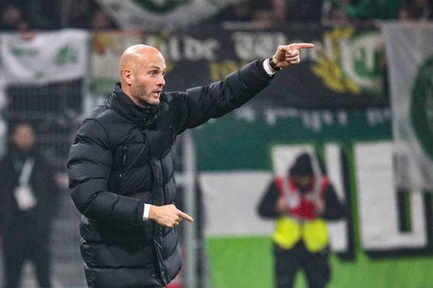 07 11 2025, xmohx, Soccer 1 Bundesliga, SV Werder Bremen VfL Wolfsburg v l Coach Paul Simonis VfL Wolfsburg DFL DFB REGULATIONS PROHIBIT ANY USE OF PHOTOGRAPHS as IMAGE SEQUENCES and or QUASI VIDEO Bremen