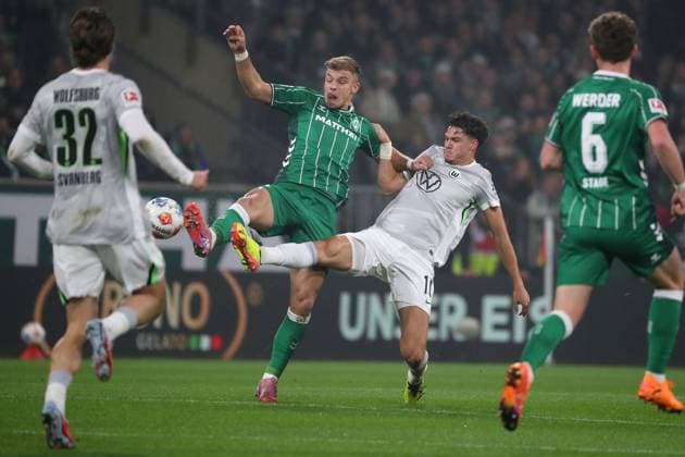 Bremen vs VfL, 1 BL Bremen, 07 11 2025, FOOTBALL SV Werder Bremen vs VfL Wolfsburg, 1 BL, Season 2025 26 Keke Topp Werder Bremen , Jenson Seelt VfL Wolfsburg Bremen