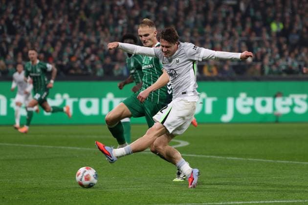 Bremen vs VfL, 1 BL Bremen, 07 11 2025, FOOTBALL SV Werder Bremen vs VfL Wolfsburg, 1 BL, Season 2025 26 Mattias Svanberg VfL Wolfsburg , Amos Pieper Werder Bremen Bremen Bremen