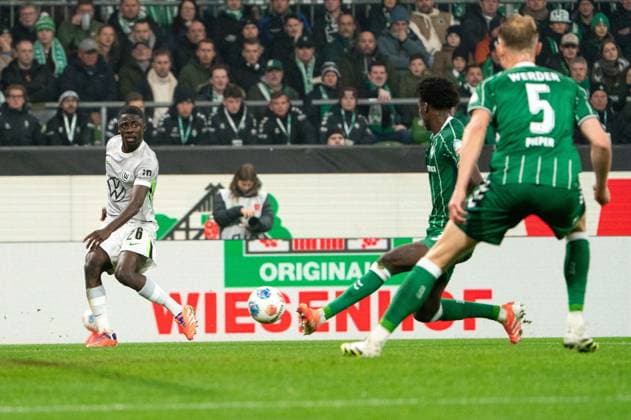 Goal for 0 1 Mattias Svanberg VfL Wolfsburg, 32 , Assistance Sael Kumbedi VfL Wolfsburg, 26 , GER, SV Werder Bremen vs VfL Wolfsburg, Soccer, Bundesliga, Matchday 10, Season 2025 2026, 07 11 2025 DFL REGULATES PROHIBIT ANY USE OF PHOTOGRAPHS AS IMAGE SEQUENCES AND OR QUASI VIDEO GER, SV Werder Bremen vs VfL Wolfsburg, Football, Bundesliga, Matchday 10, Season 2025 2026, 07 11 2025 Bremen Copyright: xEibner-Pressefoto MaxxVincenx EP_MVN