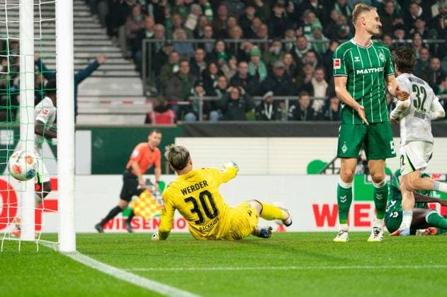 Goal for 0 1 Mattias Svanberg VfL Wolfsburg, 32 , Goalkeeper Mio Backhaus SV Werder Bremen, 30 , Ball in goal, GER, SV Werder Bremen vs VfL Wolfsburg, Football, Bundesliga, Matchday 10, Season 2025 2026, 07 11 2025 DFL REGULATES PROHIBIT ANY USE OF PHOTOGRAPHS AS IMAGE SEQUENCES AND OR QUASI VIDEO GER, SV Werder Bremen vs VfL Wolfsburg, Football, Bundesliga, Matchday 10, Season 2025 2026, 07 11 2025 Bremen Copyright: xEibner-Pressefoto MaxxVincenx EP_MVN