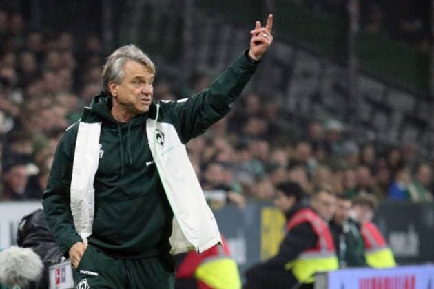 07 11 2025, xmohx, Soccer 1 Bundesliga, SV Werder Bremen VfL Wolfsburg v l Coach Horst Steffen SV Werder Bremen gives instructions, gesticulates, gesticulate with arms gives instructions, gesticulate DFL DFB REGULATIONS PROHIBIT ANY USE OF PHOTOGRAPHS as IMAGE SEQUENCES and or QUASI VIDEO Bremen