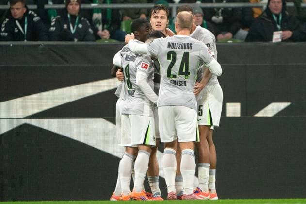 Goal for 0 1 Mattias Svanberg VfL Wolfsburg, 32 cheers with Sael Kumbedi VfL Wolfsburg, 26 , Moritz Jenz VfL Wolfsburg, 15 , Mohamed Amoura VfL Wolfsburg, 09 , Christian Eriksen VfL Wolfsburg, 24 , GER, SV Werder Bremen vs VfL Wolfsburg, Football, Bundesliga, Matchday 10, Season 2025 2026, 07 11 2025 DFL REGULATIONS PROHIBIT ANY USE OF PHOTOGRAPHS AS IMAGE SEQUENCES AND OR QUASI VIDEO GER, SV Werder Bremen vs VfL Wolfsburg, Football, Bundesliga, Matchday 10, Season 2025 2026, 07 11 2025 Bremen Copyright: xEibner-Pressefoto MaxxVincenx EP_MVN