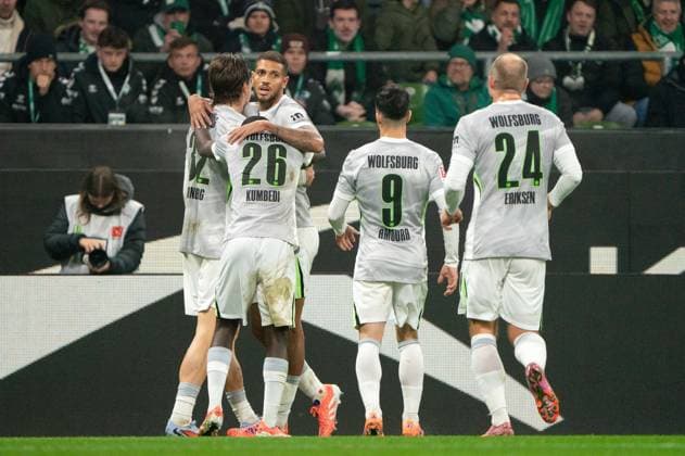 Goal for 0 1 Mattias Svanberg VfL Wolfsburg, 32 celebrates with Sael Kumbedi VfL Wolfsburg, 26 , Moritz Jenz VfL Wolfsburg, 15 , Mohamed Amoura VfL Wolfsburg, 09 , Christian Eriksen VfL Wolfsburg, 24 , GER, SV Werder Bremen vs VfL Wolfsburg, Football, Bundesliga, Matchday 10, Season 2025 2026, 07 11 2025 DFL REGULATIONS PROHIBIT ANY USE OF PHOTOGRAPHS AS IMAGE SEQUENCES AND OR QUASI VIDEO GER, SV Werder Bremen vs VfL Wolfsburg, Football, Bundesliga, Matchday 10, Season 2025 2026, 07 11 2025 Bremen Copyright: xEibner-Pressefoto MaxxVincenx EP_MVN