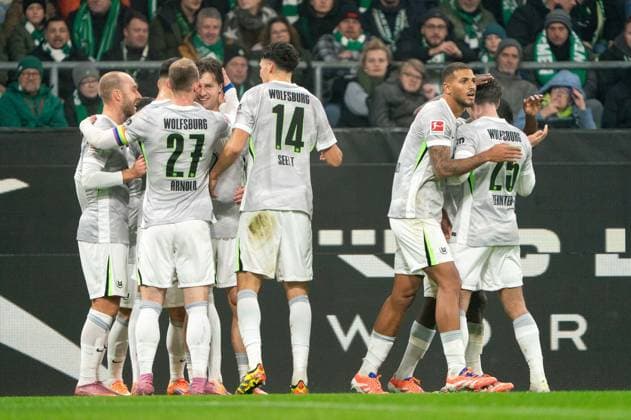 Goal for 0 1 Mattias Svanberg VfL Wolfsburg, 32 celebrates with Christian Eriksen VfL Wolfsburg, 24 , Maximilian Arnold VfL Wolfsburg, 27 , Jenson Seelt VfL Wolfsburg, 14 , GER, SV Werder Bremen vs VfL Wolfsburg, Soccer, Bundesliga, Matchday 10, Season 2025 2026, 07 11 2025 DFL REGULATES PROHIBIT ANY USE OF PHOTOGRAPHS AS IMAGE SEQUENCES AND OR QUASI VIDEO GER, SV Werder Bremen vs VfL Wolfsburg, Football, Bundesliga, Matchday 10, Season 2025 2026, 07 11 2025 Bremen Copyright: xEibner-Pressefoto MaxxVincenx EP_MVN