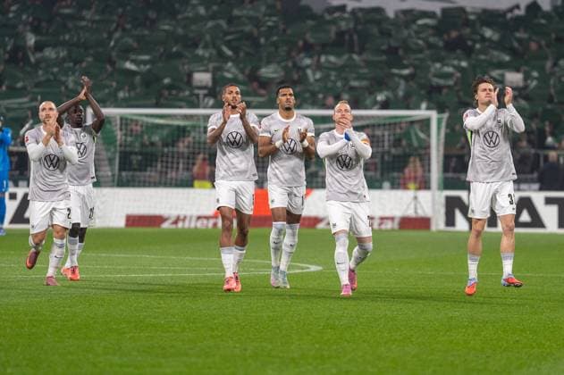 Germany, Soccer, 1 Bundesliga, 10 Matchday, 2025 2026, Werder Bremen VfL Wolfsburg on 07 11 in Bremen Weserstadion Maximilian Arnold VfL Wolfsburg 27 Christian Eriksen VfL Wolfsburg 24 Moritz Jenz VfL Wolfsburg 15 Mattias Svanberg VfL Wolfsburg 32 Copyright: xSvenxHeidmannx