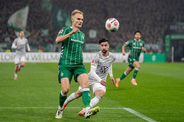 Germany, Soccer, 1 Bundesliga, Matchday 10, 2025 2026, Werder Bremen VfL Wolfsburg on 07 11 in Bremen Weserstadion Amos Pieper Werder Bremen 5 and Mohammed Amoura VfL Wolfsburg 9 Copyright: xSvenxHeidmannx