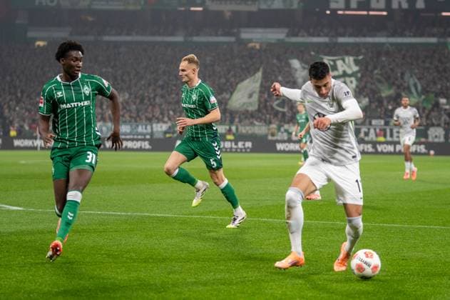Germany, Soccer, 1 Bundesliga, Matchday 10, 2025 2026, Werder Bremen VfL Wolfsburg on 07 11 in Bremen Weserstadion first small chance for Adam Daghim VfL Wolfsburg 11 Karim Coulibaly Werder Bremen 31 Copyright: xSvenxHeidmannx