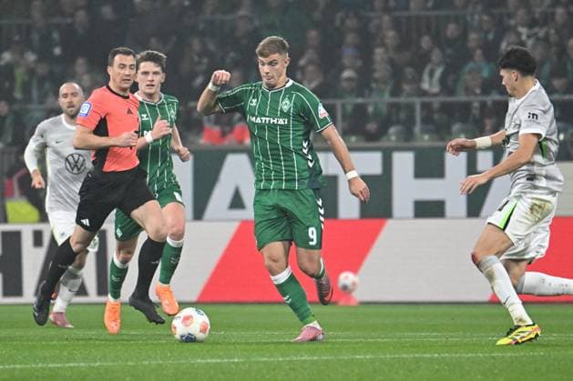 GER, 1 FBL, SV Werder Bremen vs VfL Wolfsburg 07 11 2025, wohninvest Weserstadion, Bremen, GER, 1 FBL, SV Werder Bremen vs VfL Wolfsburg in the picture picture shows Keke Topp SV Werder Bremen 09 on the ball, left referee Felix Zwayer right referee Konstantinos Koulierakis VfL Wolfsburg 04 nordphotoxGmbHx xKokenge nph00001