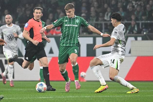 GER, 1 FBL, SV Werder Bremen vs VfL Wolfsburg 07 11 2025, wohninvest Weserstadion, Bremen, GER, 1 FBL, SV Werder Bremen vs VfL Wolfsburg in the picture picture shows Keke Topp SV Werder Bremen 09 on the ball, left referee Felix Zwayer right comes Jenson Seelt VfL Wolfsburg 14 nordphotoxGmbHx xKokenge nph00001