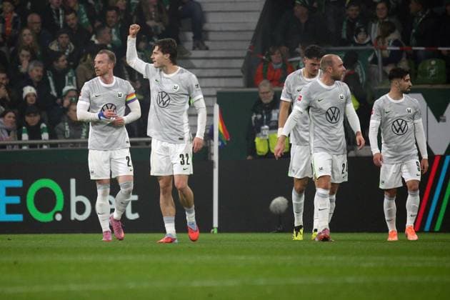 07 11 2025, xmohx, Fußball 1 Bundesliga, SV Werder Bremen VfL Wolfsburg v l Torjubel nach dem Tor zum celebrating the goal celebrate 0 1 durch Mattias Svanberg VfL Wolfsburg DFL DFB REGULATIONS PROHIBIT ANY USE OF PHOTOGRAPHS as IMAGE SEQUENCES and or QUASI VIDEO Bremen