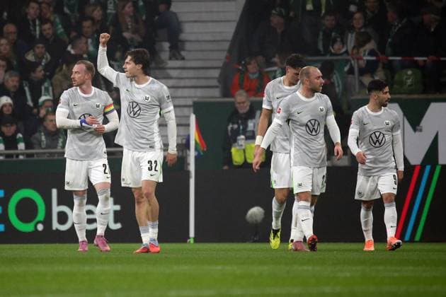 07 11 2025, xmohx, Fußball 1 Bundesliga, SV Werder Bremen VfL Wolfsburg v l Torjubel nach dem Tor zum celebrating the goal celebrate 0 1 durch Mattias Svanberg VfL Wolfsburg DFL DFB REGULATIONS PROHIBIT ANY USE OF PHOTOGRAPHS as IMAGE SEQUENCES and or QUASI VIDEO Bremen