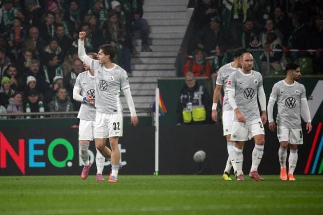 07 11 2025, xmohx, Fußball 1 Bundesliga, SV Werder Bremen VfL Wolfsburg v l Torjubel nach dem Tor zum celebrating the goal celebrate 0 1 durch Mattias Svanberg VfL Wolfsburg DFL DFB REGULATIONS PROHIBIT ANY USE OF PHOTOGRAPHS as IMAGE SEQUENCES and or QUASI VIDEO Bremen