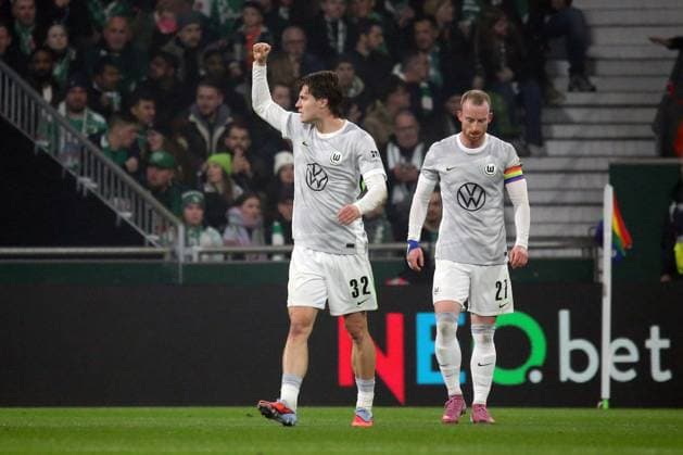 07 11 2025, xmohx, Fußball 1 Bundesliga, SV Werder Bremen VfL Wolfsburg v l Torjubel nach dem Tor zum celebrating the goal celebrate 0 1 durch Mattias Svanberg VfL Wolfsburg DFL DFB REGULATIONS PROHIBIT ANY USE OF PHOTOGRAPHS as IMAGE SEQUENCES and or QUASI VIDEO Bremen