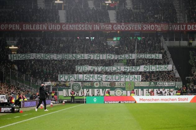 07 11 2025, xmohx, Soccer 1 Bundesliga, SV Werder Bremen VfL Wolfsburg v l Fans , Emotions, Flags, Logo, Mood, Scarves Banner DFL DFB REGULATIONS PROHIBIT ANY USE OF PHOTOGRAPHS as IMAGE SEQUENCES and or QUASI VIDEO Bremen
