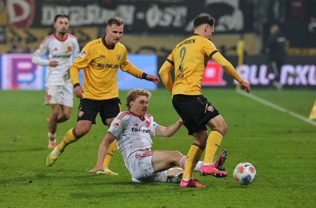07 11 2025 Soccer Season 2025 2026 2 Soccer Bundesliga 12 Matchday SG Dynamo Dresden SGD 1 FC Nuremberg FCN Club Sportfoto Zink DaMa xdaxmax DFL regulations prohibit any use of photographs as image sequences and or quasi video only for editorial use Jakob Lemmer 10, SG Dynamo Dresden SGD Piet Scobel 39, 1 FC Nuremberg FCN Konrad Faber 2, SG Dynamo Dresden SGD
