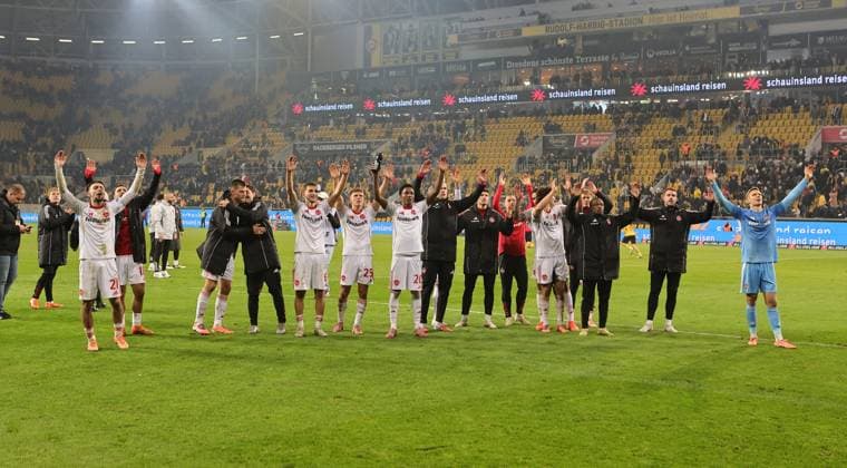 07 11 2025 Soccer Season 2025 2026 2 Soccer Bundesliga 12 Matchday SG Dynamo Dresden SGD 1 FC Nuremberg FCN Club Sportfoto Zink DaMa xdaxmax DFL regulations prohibit any use of photographs as image sequences and or quasi video only for editorial use Jubel Freude nach Spielende Mannschaft Team des FCN singt mit Clubfan Clubfans FCN Fans Fans Fans