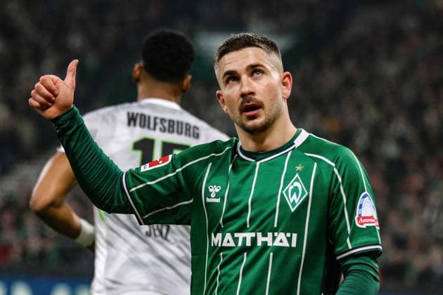 07 11 2025, xmohx, Soccer 1 Bundesliga, SV Werder Bremen VfL Wolfsburg v l Romano Schmid SV Werder Bremen gives instructions, gesticulates, gesticulate with arms gives instructions, gesticulate DFL DFB REGULATIONS PROHIBIT ANY USE OF PHOTOGRAPHS as IMAGE SEQUENCES and or QUASI VIDEO Bremen