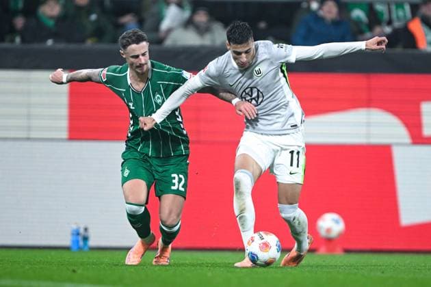 1 Bundesliga SV Werder Bremen VfL Wolfsburg on 07 11 2025 at Weserstadion in Bremen Marco Friedl Bremen in a duel against Adam Daghim Wolfsburg MT