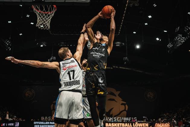 Easycredit BBL Basketball Braunschweig Lions Veolia Hamburg Towers, 07 11 2025 David NGuessan 1, Basketball Lions Braunschweig on the ball Easycredit BBL Basketball Braunschweig Lions vs Veolia Hamburg Towers on 07 11 2025 in the Volkswagen Halle, Braunschweig Copyright: xBEAUTIFULxSPORTS Tonhäuserx