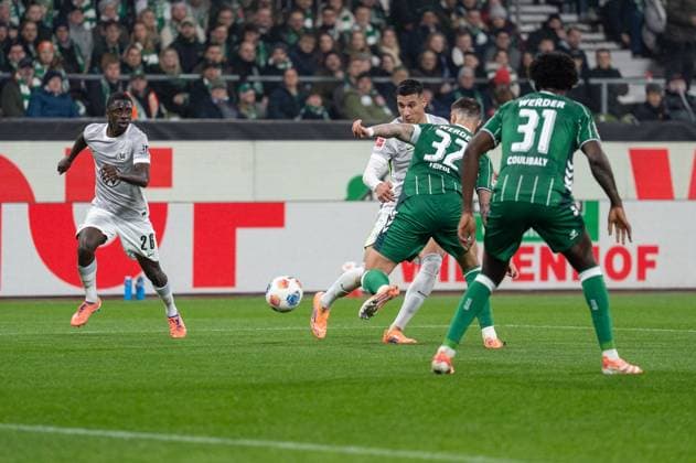 Germany, Soccer, 1 Bundesliga, Matchday 10, 2025 2026, Werder Bremen VfL Wolfsburg on 07 11 in Bremen Weserstadion Creation to 0 1 by Mattias Svanberg VfL Wolfsburg 32 Sael Kumbedi VfL Wolfsburg 26 Adam Daghim VfL Wolfsburg 11 Copyright: xSvenxHeidmannx