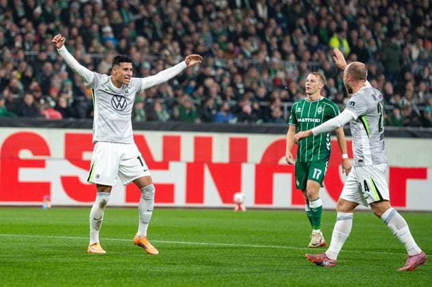 Germany, Soccer, 1 Bundesliga, Matchday 10, 2025 2026, Werder Bremen VfL Wolfsburg on 07 11 in Bremen Weserstadion Goal celebration over the 0 1 by Mattias Svanberg VfL Wolfsburg 32 Adam Daghim VfL Wolfsburg 11 and Christian Eriksen VfL Wolfsburg 24 Copyright: xSvenxHeidmannx